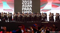 Selain ada pula penampilan tari dari anak-anak dengan menggunakan pakaian kepolisian semakin memeriahkan penutupan Asian Para Games 2018.
