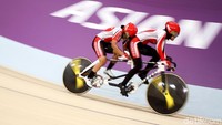 Sri Sugiyanti tampil ngotot dalam pertandingan balap sepeda nomor womens B kilo di arena balap sepeda Jakarta International Velodrome, Jakarta, Sabtu (13/10/2018).