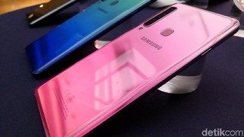 Warna Bubblegump Pink ini cukup unik dan sepertinya baru kali ini disediakan Samsung di handsetnya.  Foto: Fino Yurio Kristo/detikINET