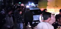Warga menghentikan mobil becat putih yang dibawa kabur pencuri.