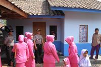 Rona Bahagia Suami-Istri Lansia di Bandung Dibangunkan Rumah