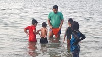 Pengunjung dibuat heboh karena kemunculan ubur-ubur di Pantai Ancol. Mereka pun ikut menangkap ubur-ubur yang muncul saat sore hari.