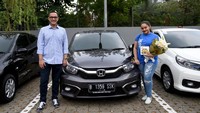 Presenter Indonesia Ferdi Hasan tampak hadir dalam acara serah terima 200 unit All New Honda Brio.