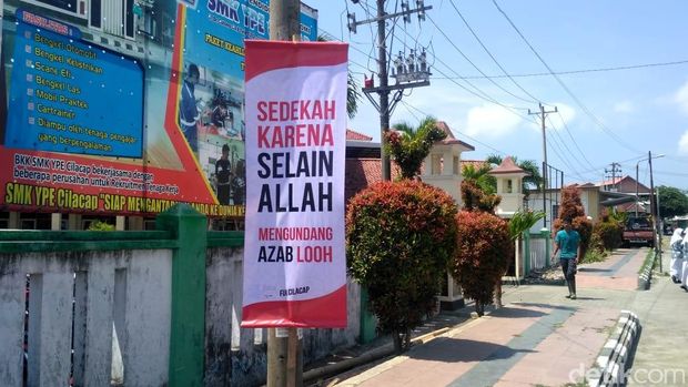 Tentang Banner 'Jangan Larung Sesaji karena Bisa Tsunami' di Cilacap