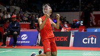 Para atlet Indonesia Dheva Anrimusthi berhasil meraih medali emas usai bertanding all Indonesian final di pertandingan final bulu tangkis tunggal putra SU 5.