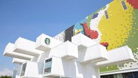Kontainer ditumpuk sedemikian rupa sehingga menciptakan ruang tinggi yang memberikan sinar matahari alami. Istimewa/designboom.com.