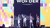 Sejumlah artis papan atas Indonesia hingga dunia turut meramaikan penutupan Asian Para Games 2018. Salah satunya yang paling ditunggu adalah girl band asal Korea Selatan Ace of Angels (AOA).