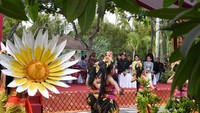 Turut mendampingi Presiden dan Ibu Iriana dalam kegiatan ini adalah Menko Kemaritiman Luhut Binsar Panjaitan, Menteri Pariwisata Arief Yahya,  Menteri Sekretariat Negara Pratikno, Sekretaris Kabinet Pramono Anung, Menteri Pekerjaan Umum dan Perumahan Rakyat Basuki Hadimuljono, Staf Khusus Presiden Johan Budi, dan Staf Khusus Presiden Ari Dwipayana.