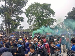 Kecewa PSSI, Ribuan Bobotoh Melawan dengan Birukan Gedung Sate