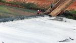 Potret Warga Nekat Sebrangi Kanal Banjir Timur