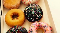 Wah, ibu satu anak ini nampaknya pencinta berat donat. Lihat aja tatapan cintanya sama hamparan donat di depannya! Foto: Instagram jessicabiel