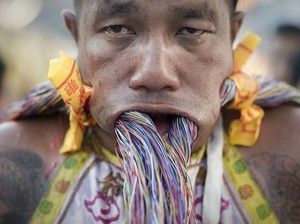 Bukan Aksi Debus, Festival Vegetarian di Thailand Ini Tusuk Pipi Pakai Pisau