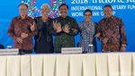 Ketika Luhut Ogah Pose Foto 2 Jari