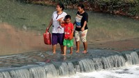 Begini potret warga yang nekat menyebrangi Kanal Banjir Timur, Jakarta Timur, Minggu (14/10/2018).