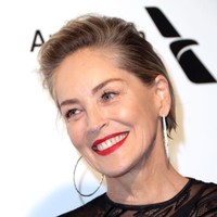 Sharon Stone memiliki bekas luka memanjang di area leher, tepatnya di bawah dagunya. Bekas luka itu karena kecelakaan ketika ia kecil. Foto: Getty Images