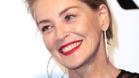 Aktris Hollywood yang terkenal melalui film Basic Instinct Sharon Stone mengalami perdarahan otak pada 2001. Ia menghabiskan waktu selama 2 tahun untuk kembali belajar berjalan dan membaca usai terkena stroke akibat perdarahan tersebut. (Foto: Getty Images)