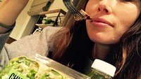 Mungkin ini rahasia bugar dan ramping Jessica. Ia memilih makan Chicken Caesar Wrap yang dipenuhi sayuran hijau. Foto: Instagram jessicabiel
