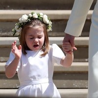 Putri Charlotte semakin lucu ketika ia bersin, saat sedang menyapa rakyat Inggris di depan Windsor Castle. Foto: Getty Images