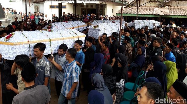 Suasana Pemakaman 6 Sekeluarga Korban Laka Maut di Boyolali