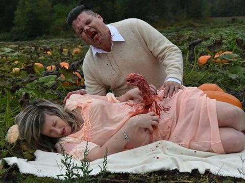 Hiii Seram! Maternity Shoot Pasangan yang Bertema Alien Ini Viral