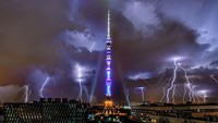 Dengan sedikit editan, tower ini tampak menyeramkan. Tapi tower yang bernama Ostankino Tower ini merupakan tower untuk televisi dan radio di Moskow, Rusia. Istimewa/Boredpanda.