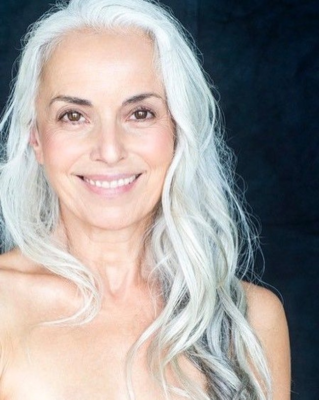 Walau usianya sudah lebih dari 60 tahun tapi ia masih laris menjadi model iklan dan pemotretan. Yasmina telah bekerja untuk beberapa merek internasional, salah satunya Marks & Spencer. Foto: Dok. Instagram @yazemeenah