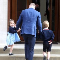 Ia masih saja menyapa saat akan memasuki pintu rumah sakit di area Lindo Wing. Sudah manis juga ramah, siapa yang tidak gemas melihat Putri Charlotte? Foto: Getty Images