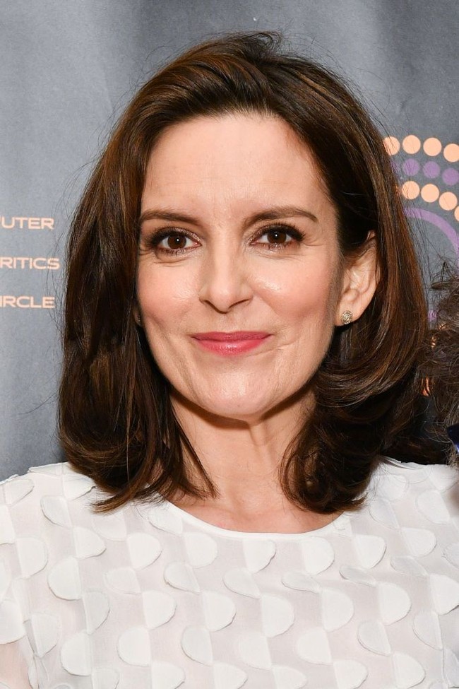 Ketika berusia 5 tahun, Tina Fey diserang pria tak dikenal. Dia melukai wajahnya dengan pisau hingga meninggalkan bekas luka permanen di dekat bibirnya. Foto: Getty Images