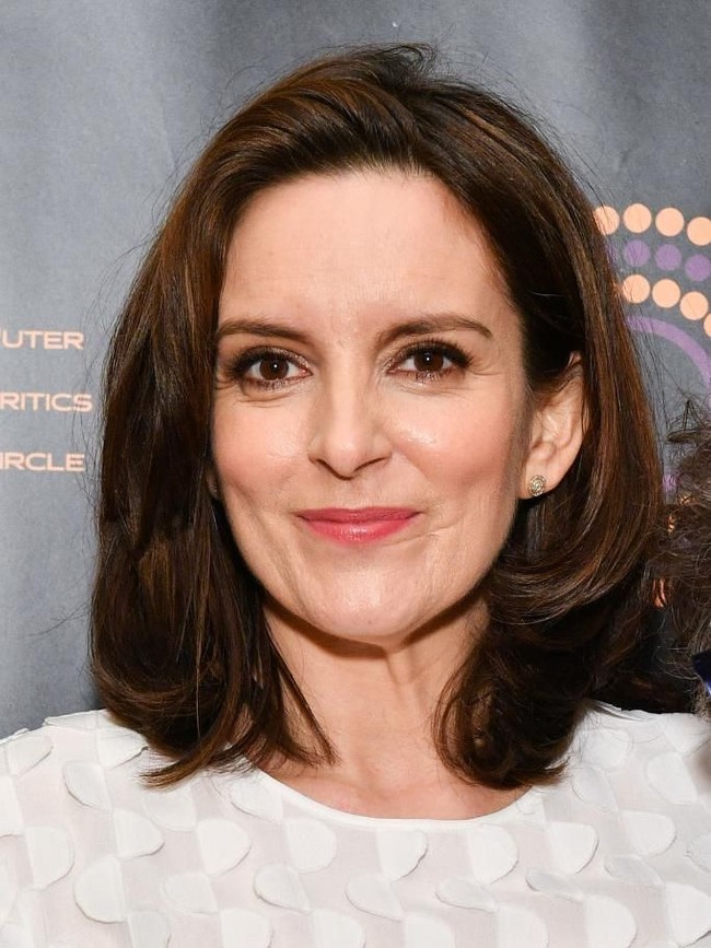 Aktris Tina Fey punya bekas luka di dekat tulang pipi yang memanjang hingga bibir bagian bawah, hasil dari kejadian traumatis saat ia berusia lima tahun. Kala itu Tina Fey kecil sedang bermain di halaman rumah, ketika orang asing mendekatinya dan menyayat wajahnya. Foto: Getty Images