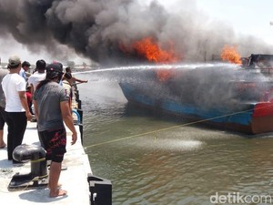 Kapal Ikan yang Bersandar di Pelabuhan Probolinggo Ludes Terbakar