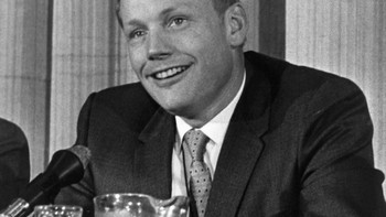 Pada 11 Agustus 1969, Armstrong baru dibolehkan keluar dari karantina untuk menemui keluarganya. Foto: Getty Images