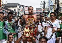 Bukan Aksi 'Debus', Festival Vegetarian di Thailand Ini Tusuk Pipi Pakai Pisau
