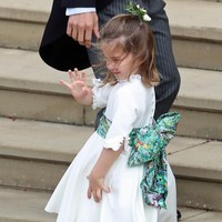 Kebiasaan melambaikan tangan untuk menyapa para penggemarnya sepertinya diturunkan dari sang nenek, Ratu Elizabeth. Foto: Getty Images