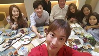 Pemilik nama asli Kim Hee Seon ini memang sering makan bersama sahabat-sahabatnya. Di sana terlihat aktris Yoo Seo Jin.  Foto: Instagram lovely.katie.k  