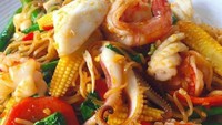 Seafood jadi paduan pas buat mie goreng. Aromanya makin gurih dan rasanya makin mantap. Foto: Instagram @andhikelana
