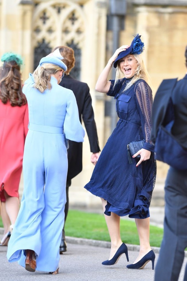 Mantan Pangeran Harry, Chelsy Davy, turut hadir. Ia juga tampak kerepotan menjaga penampilannya di tengah hembusan angin yang kencang. Foto: Getty Images