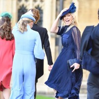 Mantan Pangeran Harry, Chelsy Davy, turut hadir. Ia juga tampak kerepotan menjaga penampilannya di tengah hembusan angin yang kencang. Foto: Getty Images