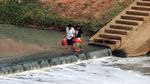 Potret Warga Nekat Sebrangi Kanal Banjir Timur