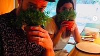  Kompak bersama suami, Jessica santap di restoran Noma, Copenhagen yang tersohor. Mereka bukan memegang pot tanaman biasa melainkan sup kentang dengan daun-daunan di atasnya. Unik banget ya? Foto: Instagram jessicabiel