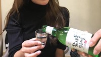 Tak hanya doyan makan, aktris yang masuk dalam nominasi Aktris Terbaik di 54th Baeksang Arts Awards 2018 ini juga sangat suka soju. Ya, minuman beralkohol tradisional Korea. Foto: Instagram mujin81