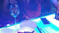 Lahir di Bombay, Kareena punya jalinan yang dekat dengan kerabat dan keluarganya. Makan malam di sebuah restoran futuristik yang mewah, jadi pilihannya. Foto: Instagram @therealkareenakapoor