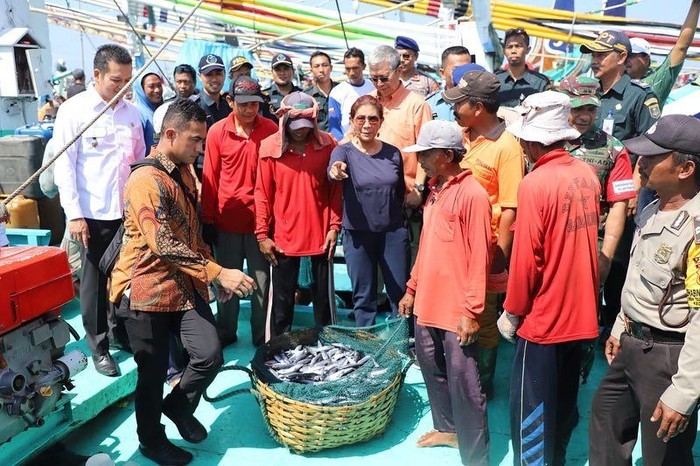 Begini Gaya Nyentrik Susi Pudjiastuti Saat Sarapan Ikan 