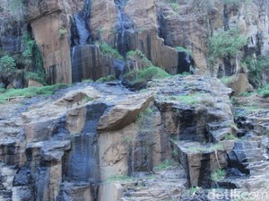 Bukan Buatan Manusia, Curug Batu Templek di Bandung Cantiknya Alami