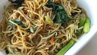 Meski sederhana, mie goreng dengan paduan sayuran selalu enak dimakan hangat. Foto: Instagram @wensdelight