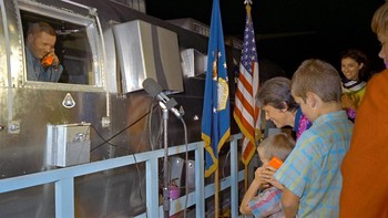 Saat masa karantina, Armstrong sempat berbincang dengan anak dan istrinya lewat interkom. Foto: NASA