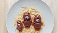 Biasanya ronde disajikan dengan kuah jahe atau bubuk kacang. Kali ini ronde bentuk beruang ini enak dimakan pakai kacang. Lucu banget! Foto : instagram @professorpotatobakinh