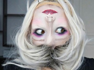 Tampilan Halloween Paling Horor, Wanita Ini Bikin Wajahnya Terbalik
