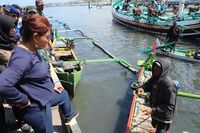 Begini Gaya Nyentrik Susi Pudjiastuti Saat Sarapan Ikan Lemuru di Bali