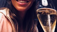 Pemilik 6,9 juta followers di Instagram ini sedang minum champagne sendirian. Meski sendiri, Jessica tetap pamer senyum bahagia nih. Foto: Instagram jessicabiel
