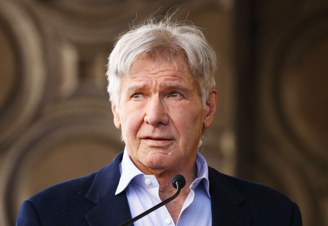 Harrison Ford pernah menolong dua pendaki yang terjebak di gunung karena mengalami cedera. Saat itu para pendaki minta bantuan SAR setempat lewat ponsel dan seketika datang Harrison dengan helikopternya untuk menyelamatkan mereka. Belakangan terungkap kalau sekitar tahun 2000-an, bintang Indiana Jones ini sering jadi sukarelawan yang patroli di pegunungan dekat rumahnya. Foto: Getty Images
